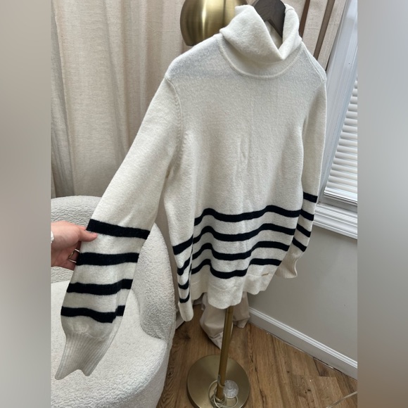 Michael Kors Turle Neck Sweater | Large - Picture 3 of 10